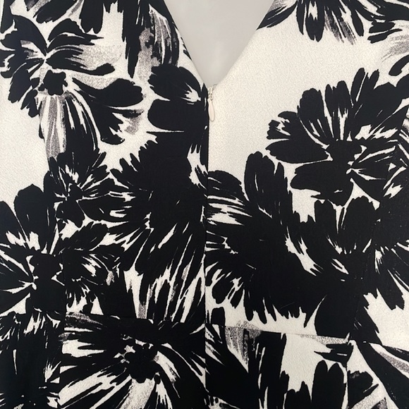 Rebecca Taylor Black and White Floral Sleeveless Splashed Flowers Flippy Dress - Picture 3 of 7
